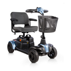 Scooter eléctrico de cuatro ruedas y dimensiones reducidas con asiento giratorio acolchado, cesta delantera portaobjetos y manillar ergonómico.